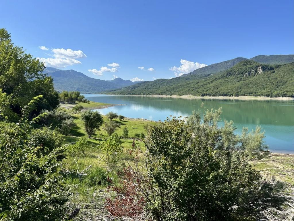 Turquoise lake with lush green Abruzzo mountains