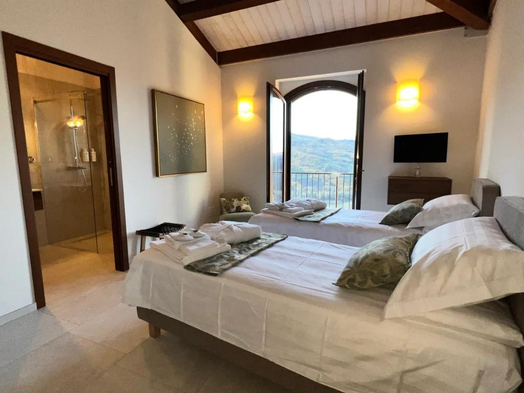 Double room with valley view and en-suite