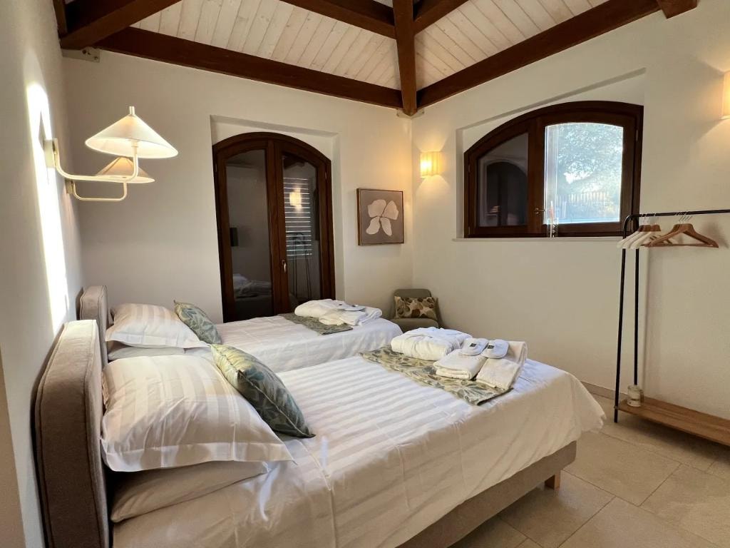 Double room with wooden beams and multiple beds