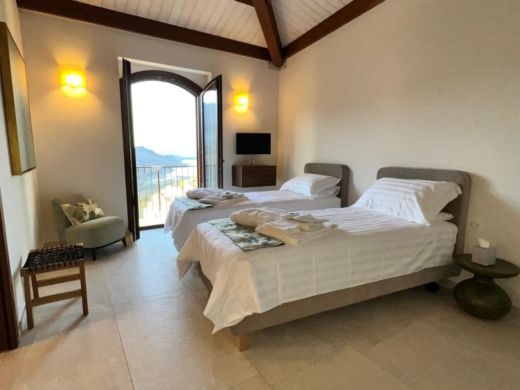 Camera twin con balcone e vista montagna